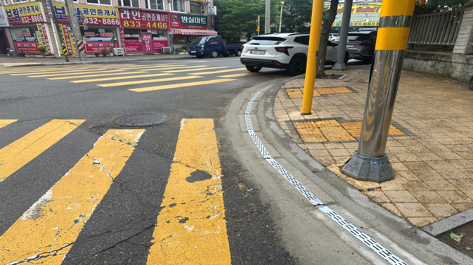 연수구, 횡단보도 앞 물 고임 ZERO 선배수로 설치로 보행환경 개선